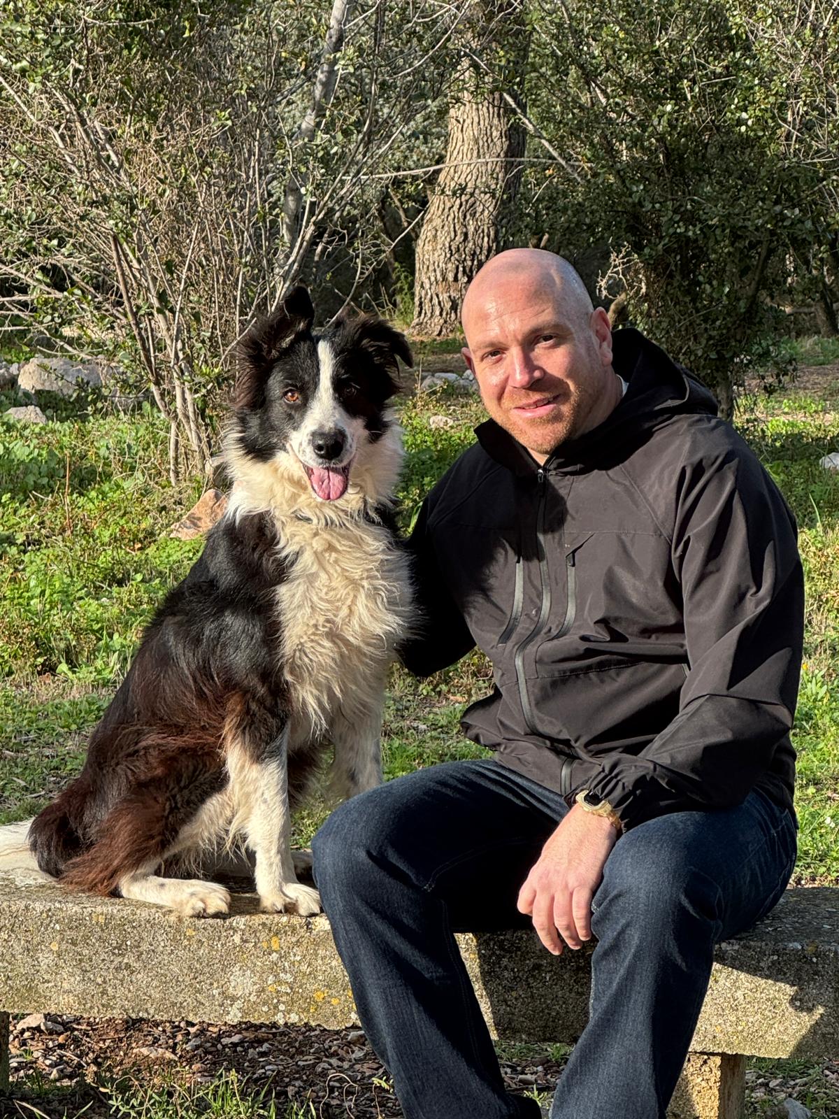 Gaël Masgrau et sa chienne Louna complices lors d’une balade dans l’Hérault Gaël Masgrau et sa chienne Louna complices lors d'une balade dans l'Hérault