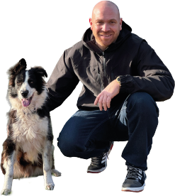 Gael Masgrau accompagnant un maître et son chien lors d’une séance d’éducation à domicile Gael Masgrau accompagnant un maître et son chien lors d'une séance d'éducation à domicile